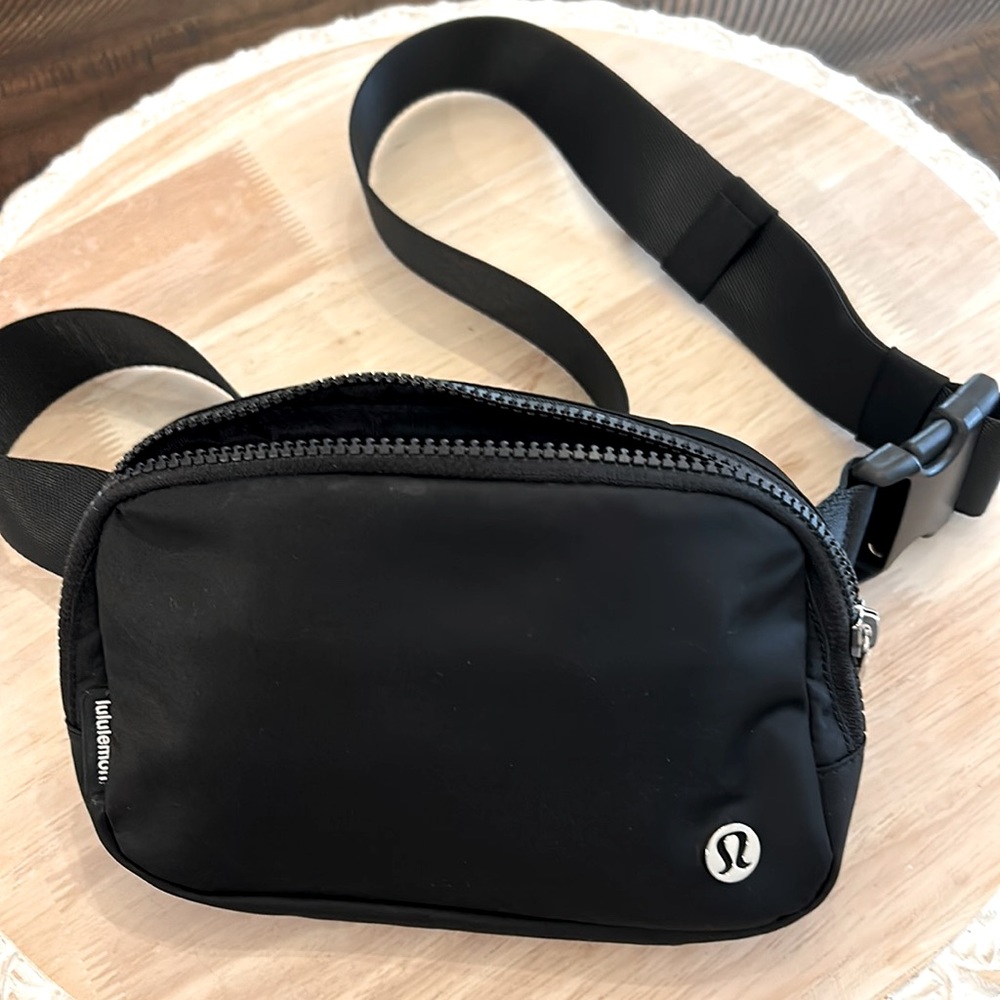 Lululemon bag. Perfect bag to carry cash, cards, and cell phone.